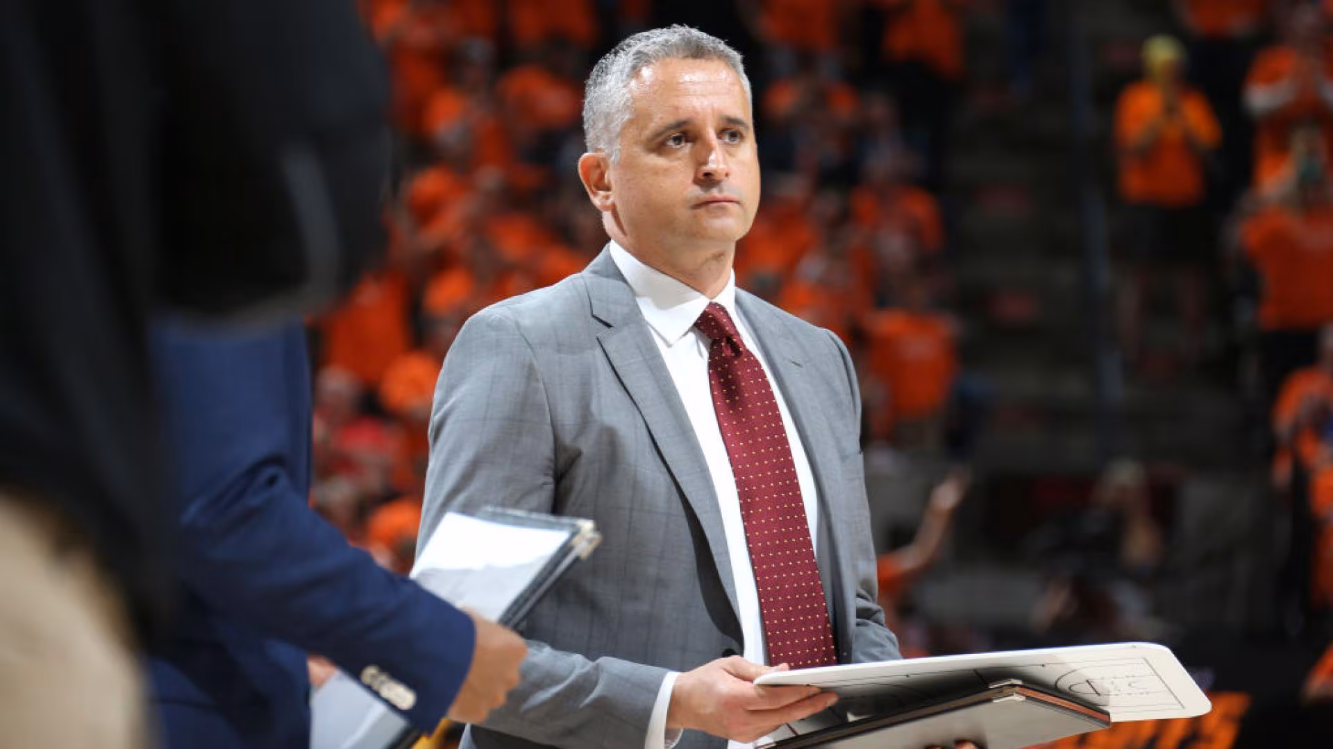 Igor Kokoškov u tamnom odelu pokazuje rukom tokom utakmice